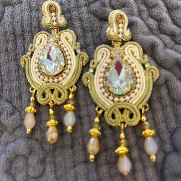 Soft Neutral Green and Cream with Gold Statement Earrings-NWT - Picture 5 of 8